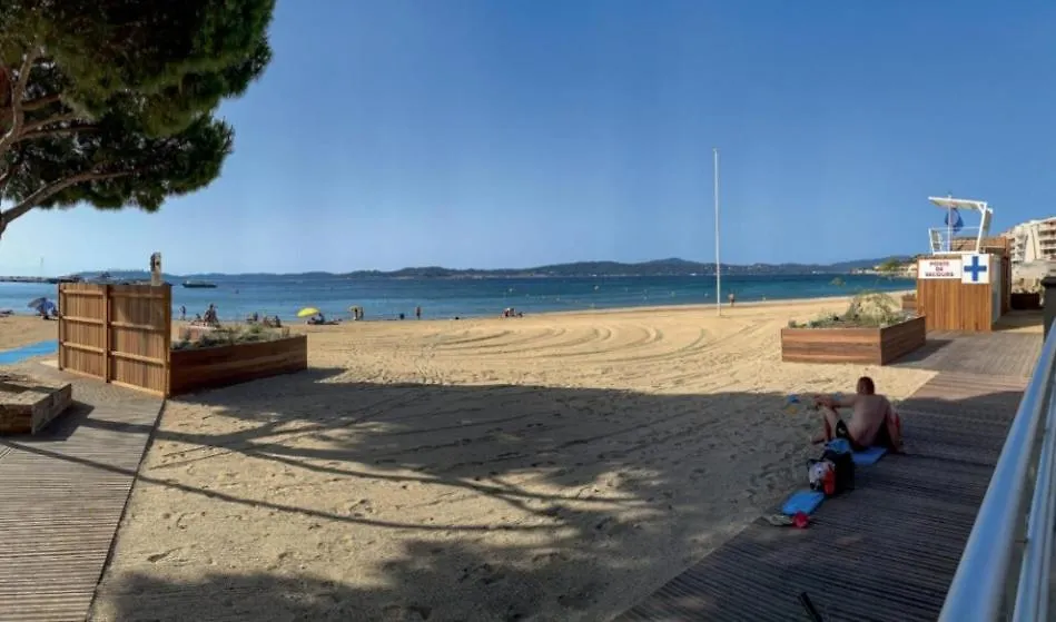 Haut De Villa A 700 Metres De La Plage, Totalement Independant Et Accessible Par Un Escalier Exterieur Sainte-Maxime